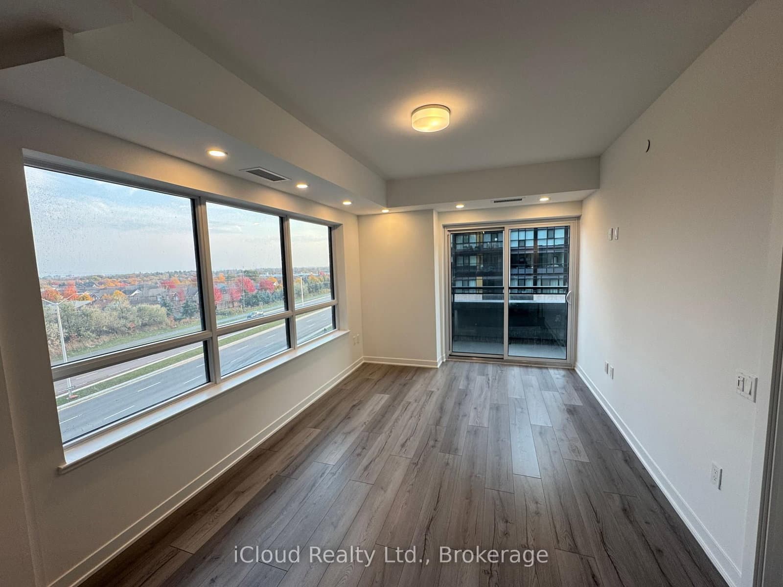 395 Dundas Street W, Unit 417 thumbnail 4