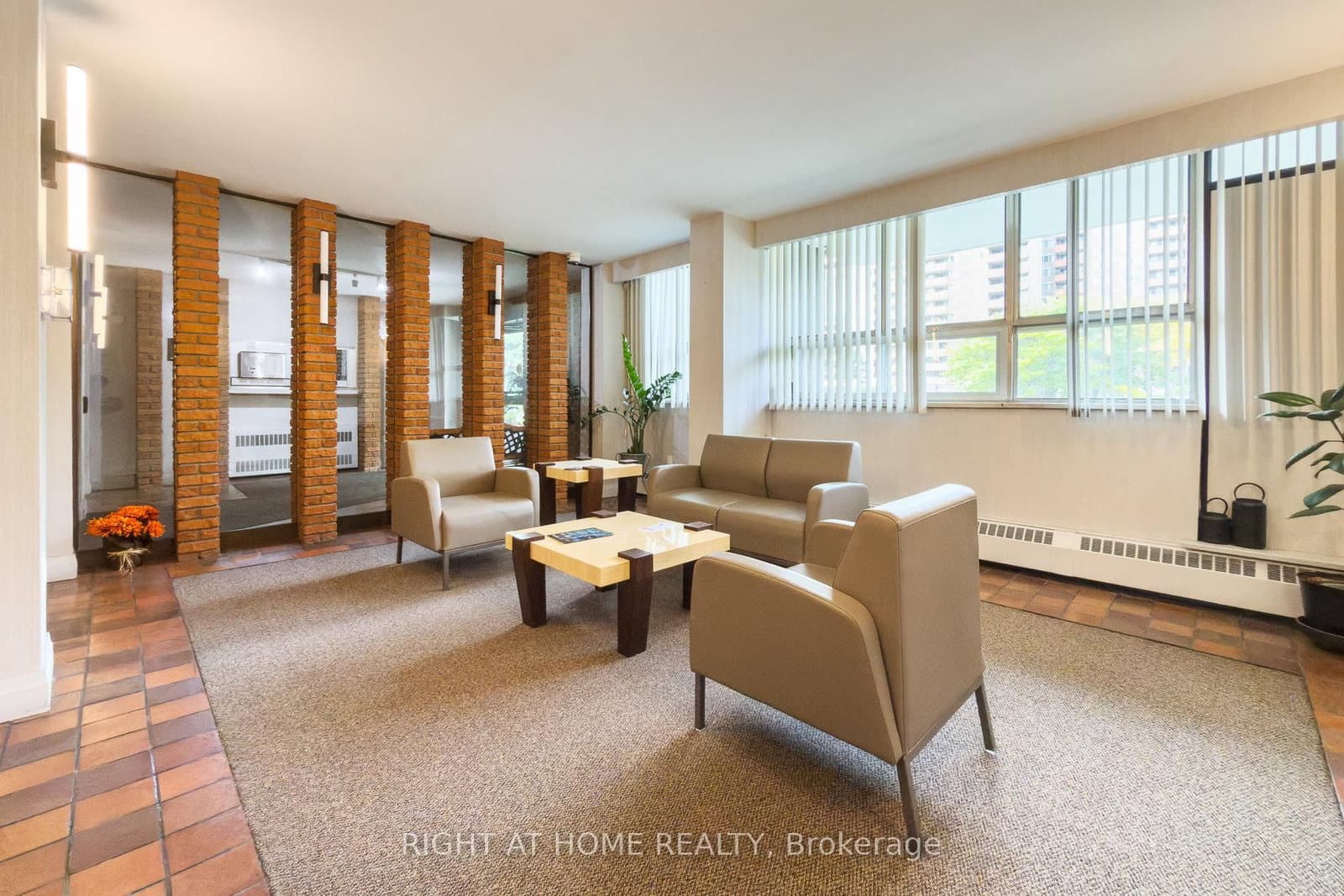 151 LaRose Avenue E, Unit 907 thumbnail 3