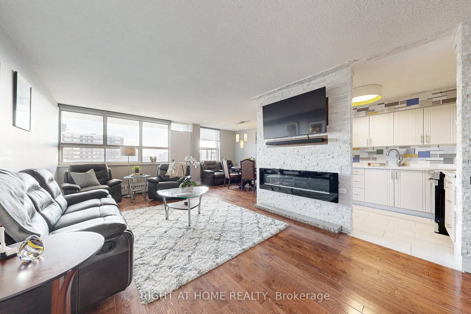 151 LaRose Avenue E, Unit 907 thumbnail 5