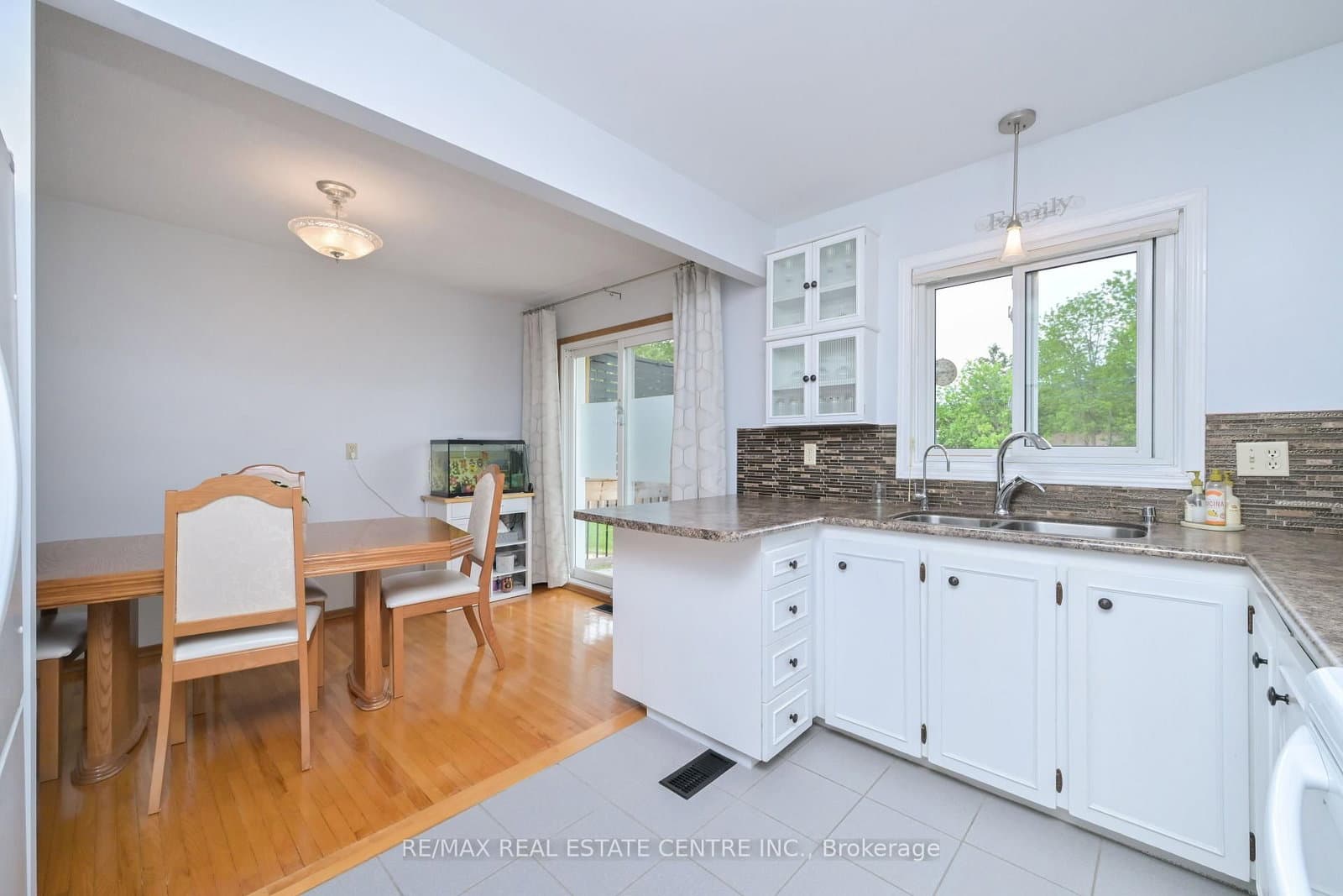 37 Margaret Street E thumbnail 8