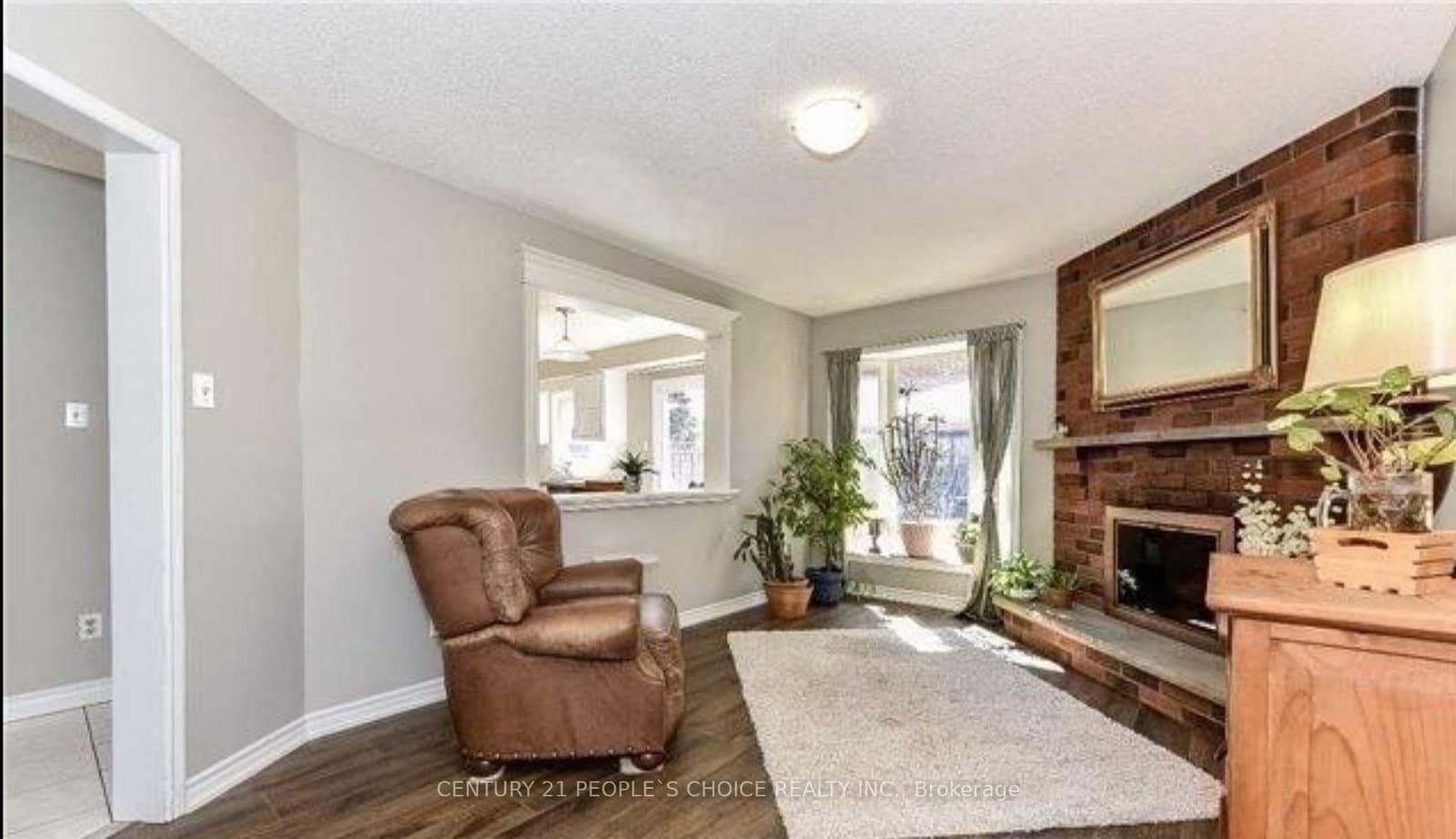 4339 Radisson (upper level) Crescent W thumbnail 4
