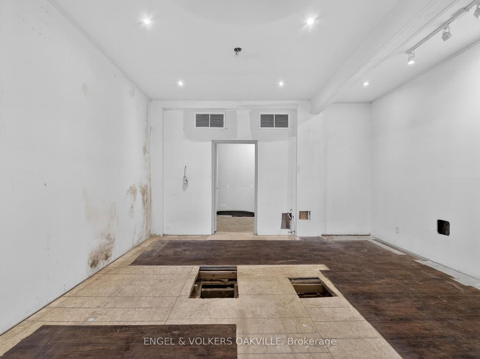 315A Lakeshore Road E thumbnail 18