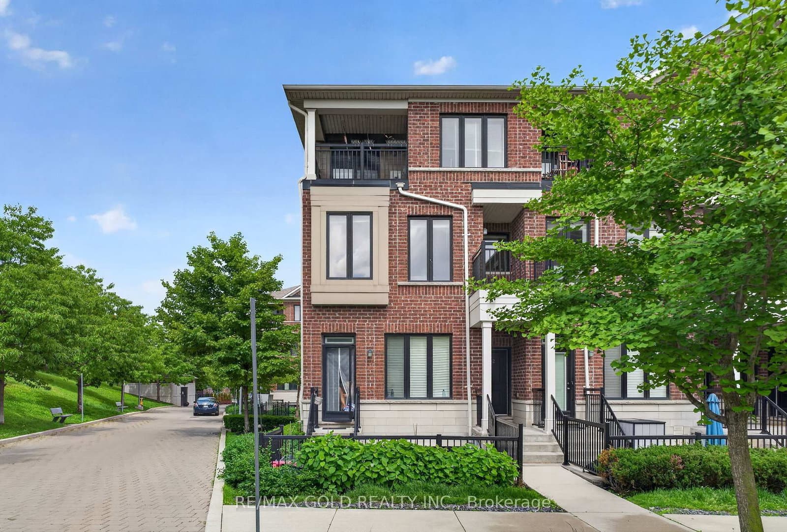 30 Carnation Avenue, Unit 92 thumbnail 3