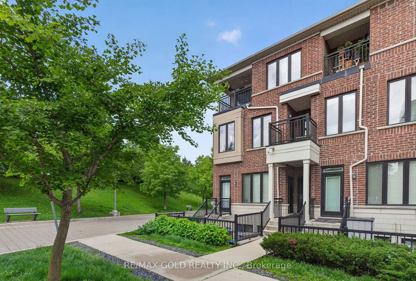 30 Carnation Avenue, Unit 92 thumbnail 4