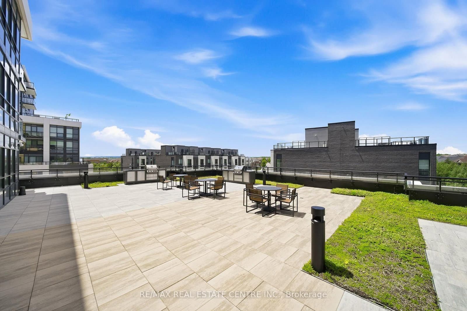 395 Dundas Street W, Unit 221 thumbnail 16