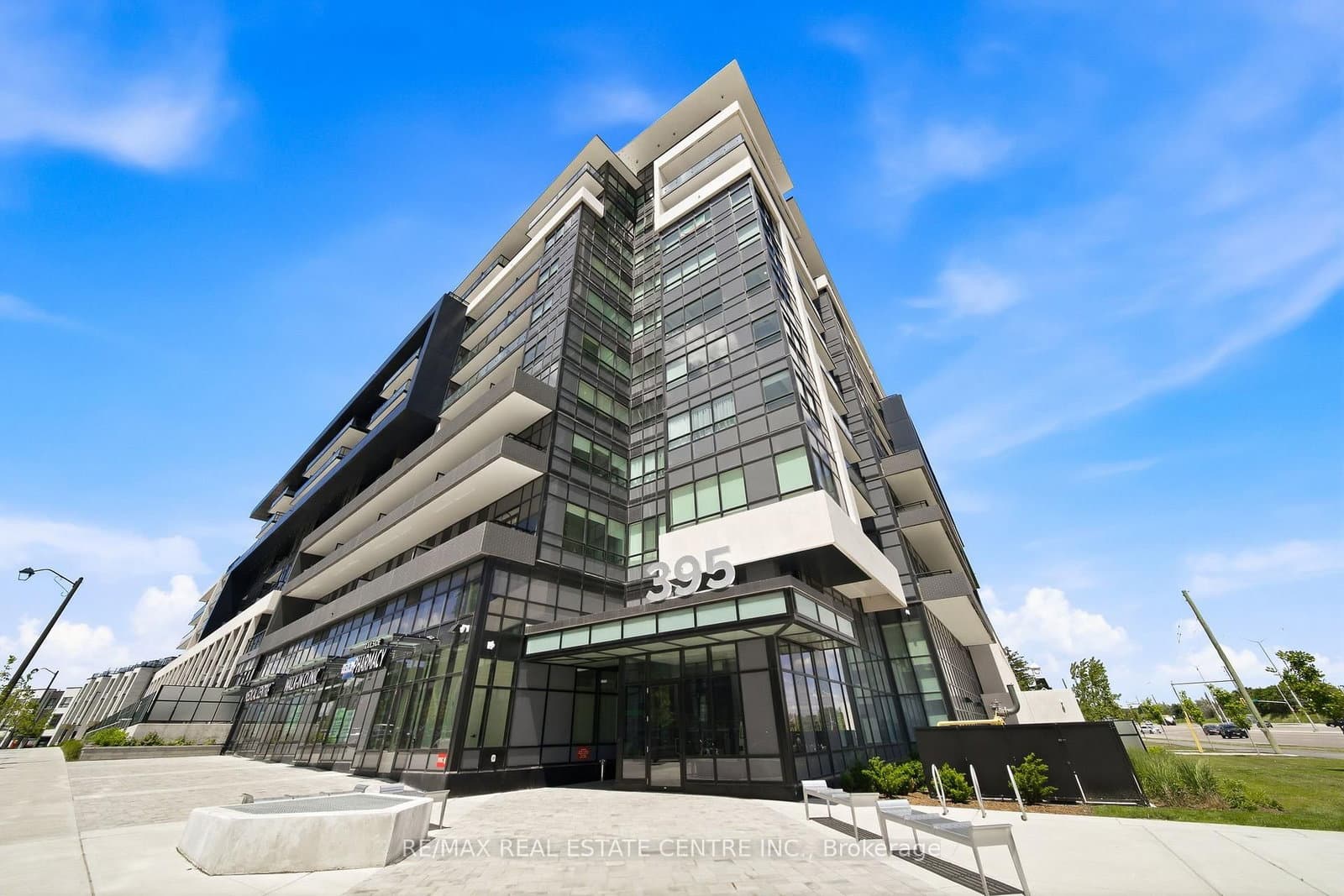 395 Dundas Street W, Unit 221 thumbnail 2