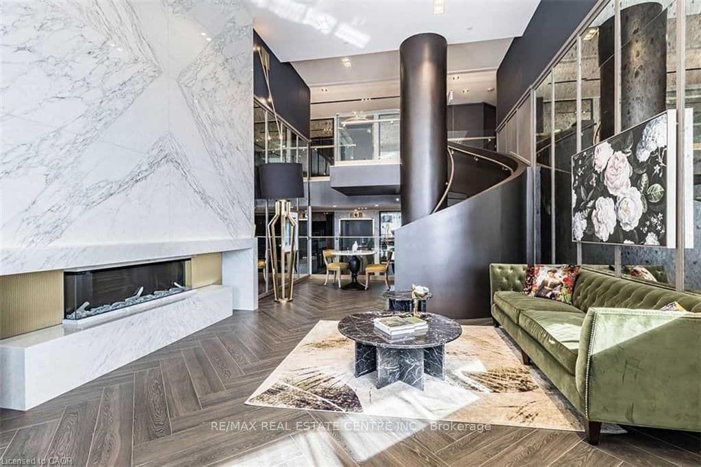 395 Dundas Street W, Unit 221 thumbnail 3