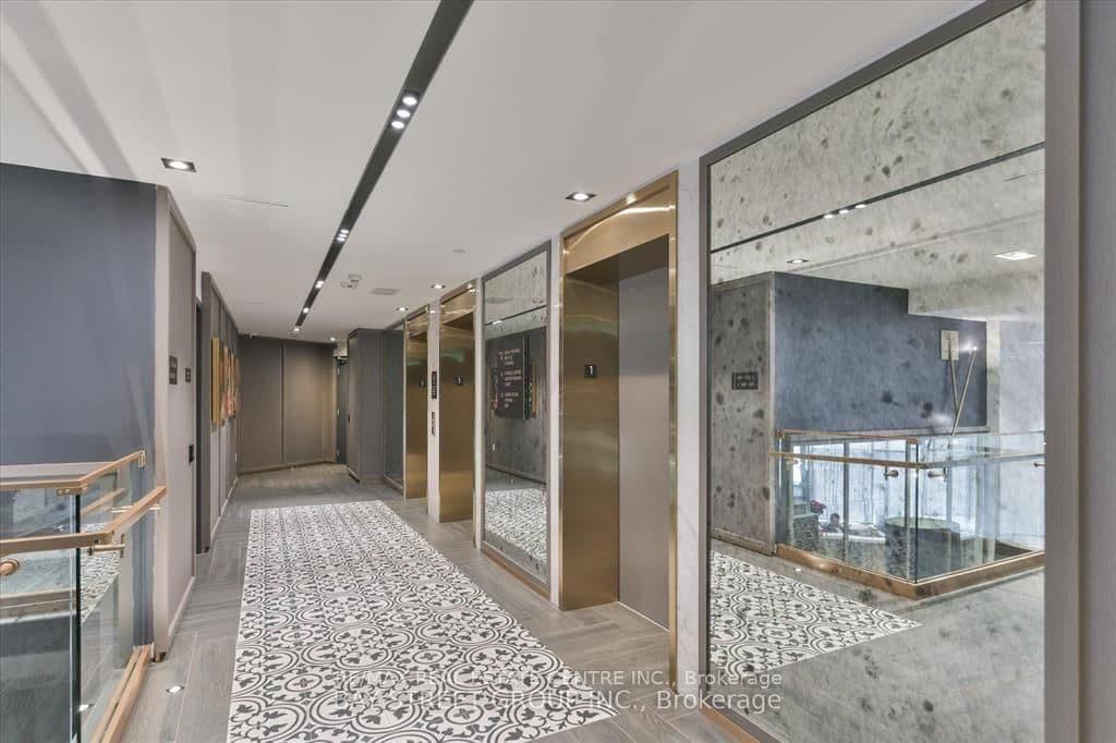 395 Dundas Street W, Unit 221 thumbnail 4
