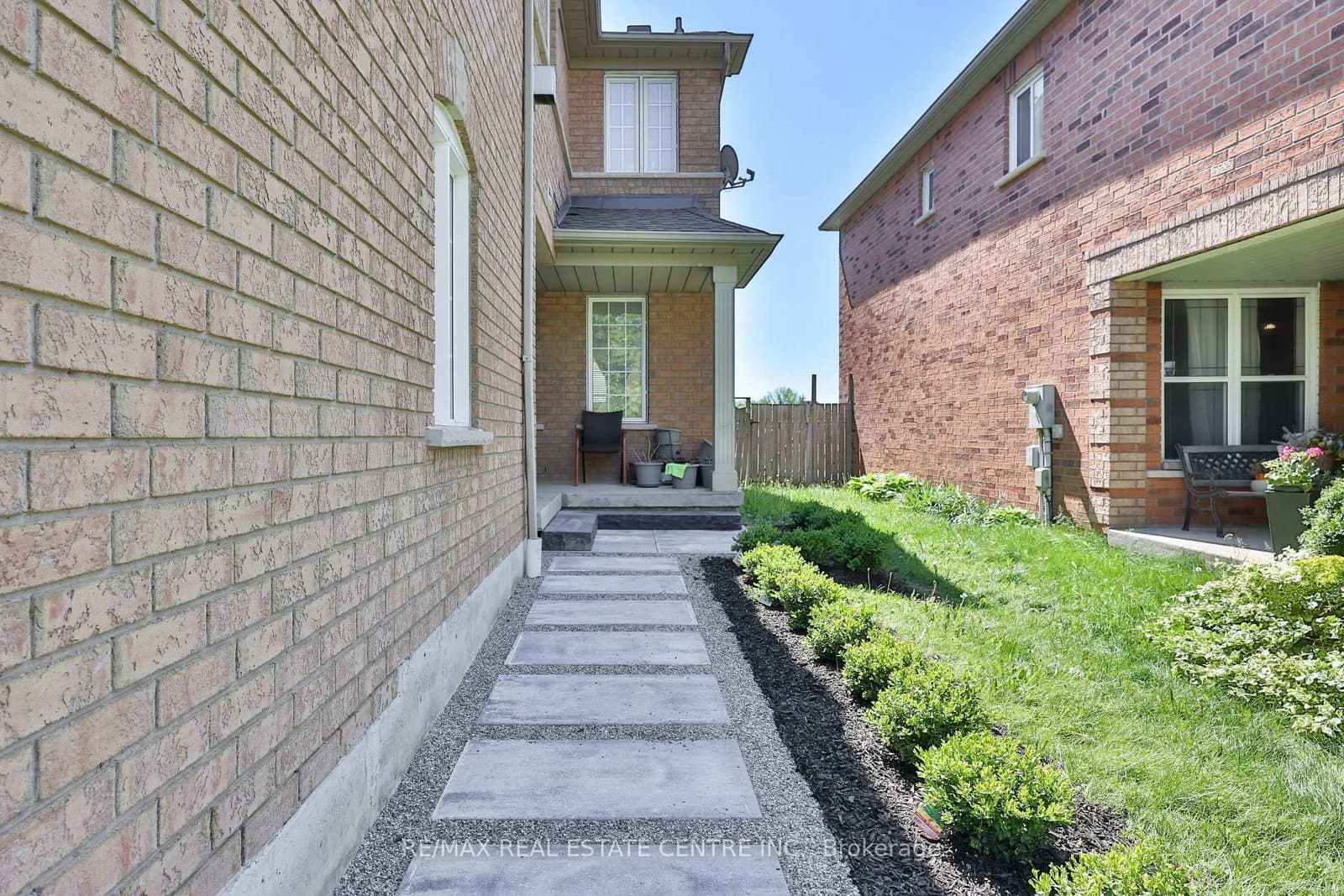 3826 forest bluff Crescent thumbnail 5