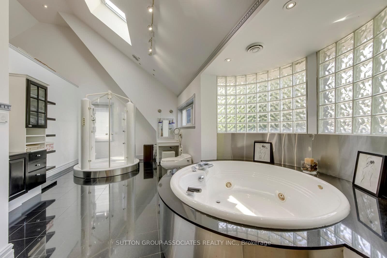 18 Martin Grove Road thumbnail 16