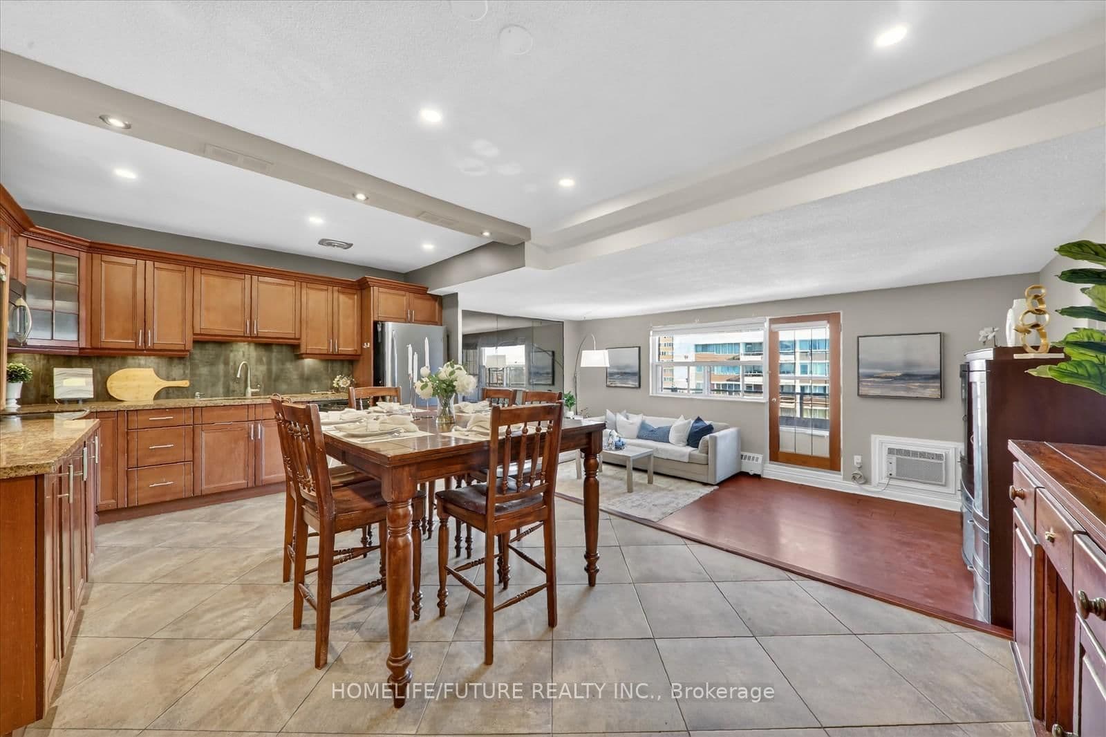 15 Elizabeth Street N, Unit 704 thumbnail 11