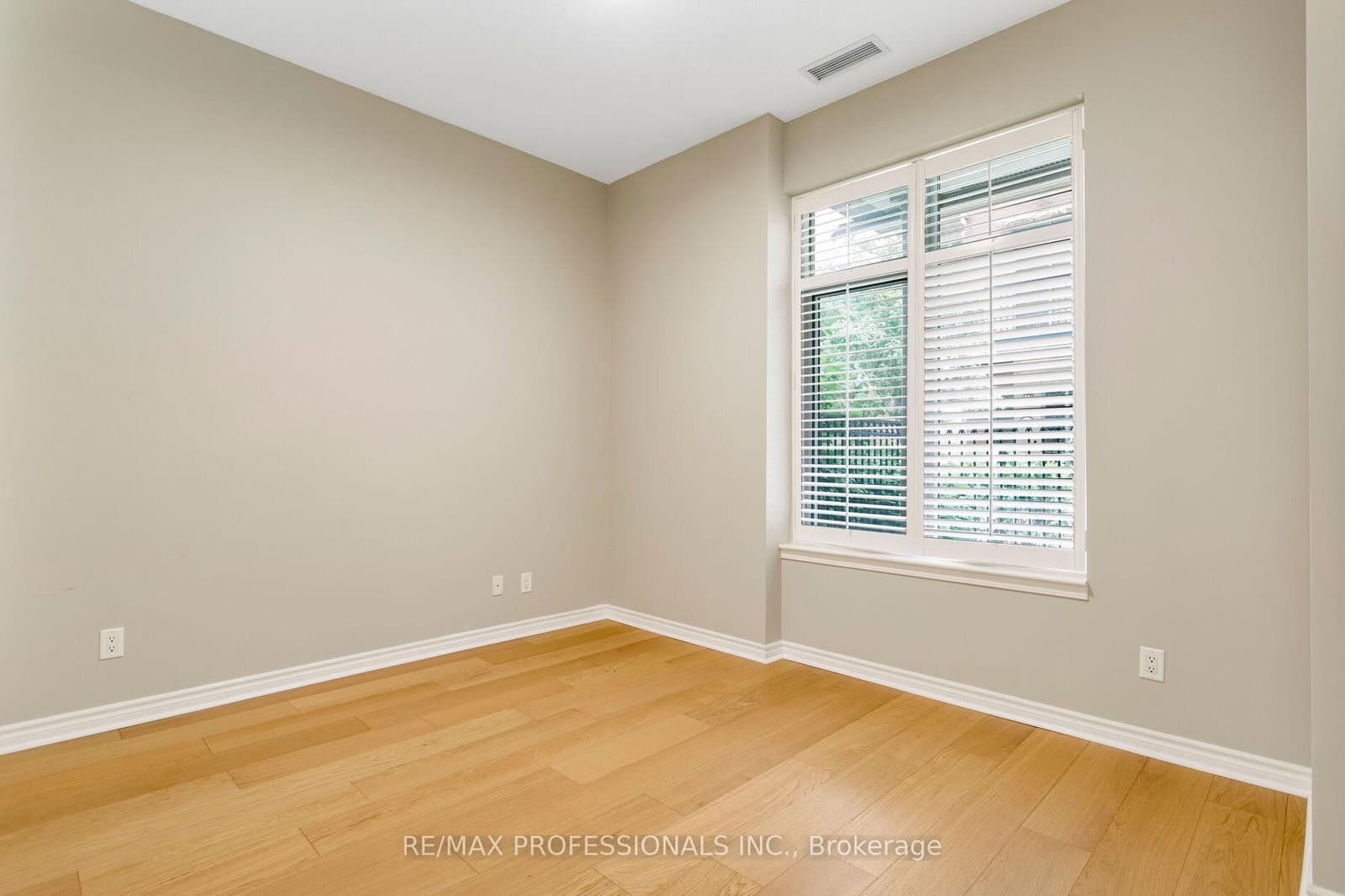 350 Princess Royal Drive, Unit 102 thumbnail 31