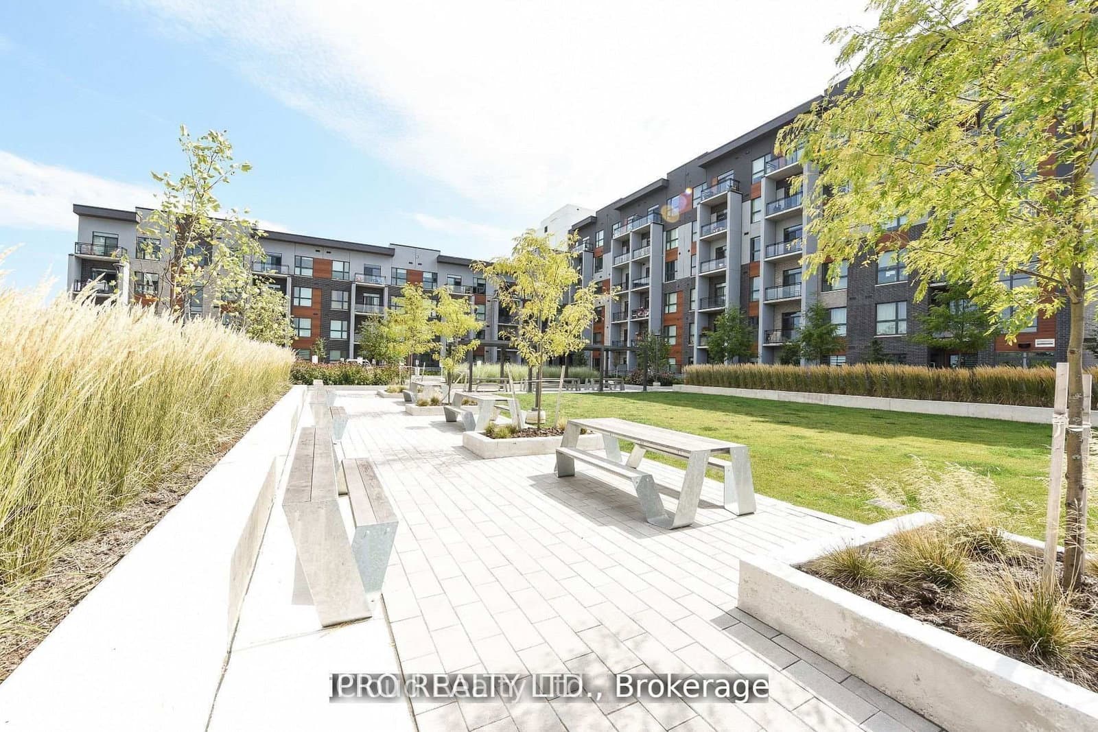 95 Dundas St W Street, Unit 004 thumbnail 2