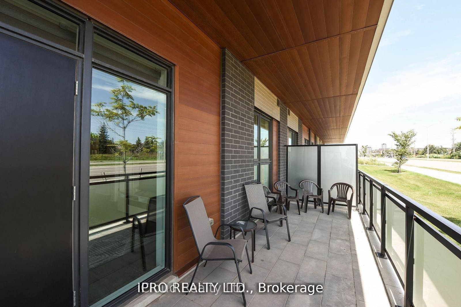 95 Dundas St W Street, Unit 004 thumbnail 21