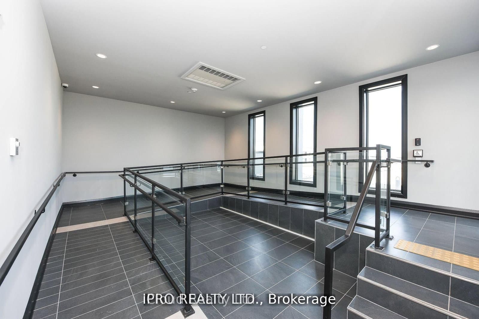 95 Dundas St W Street, Unit 004 thumbnail 27