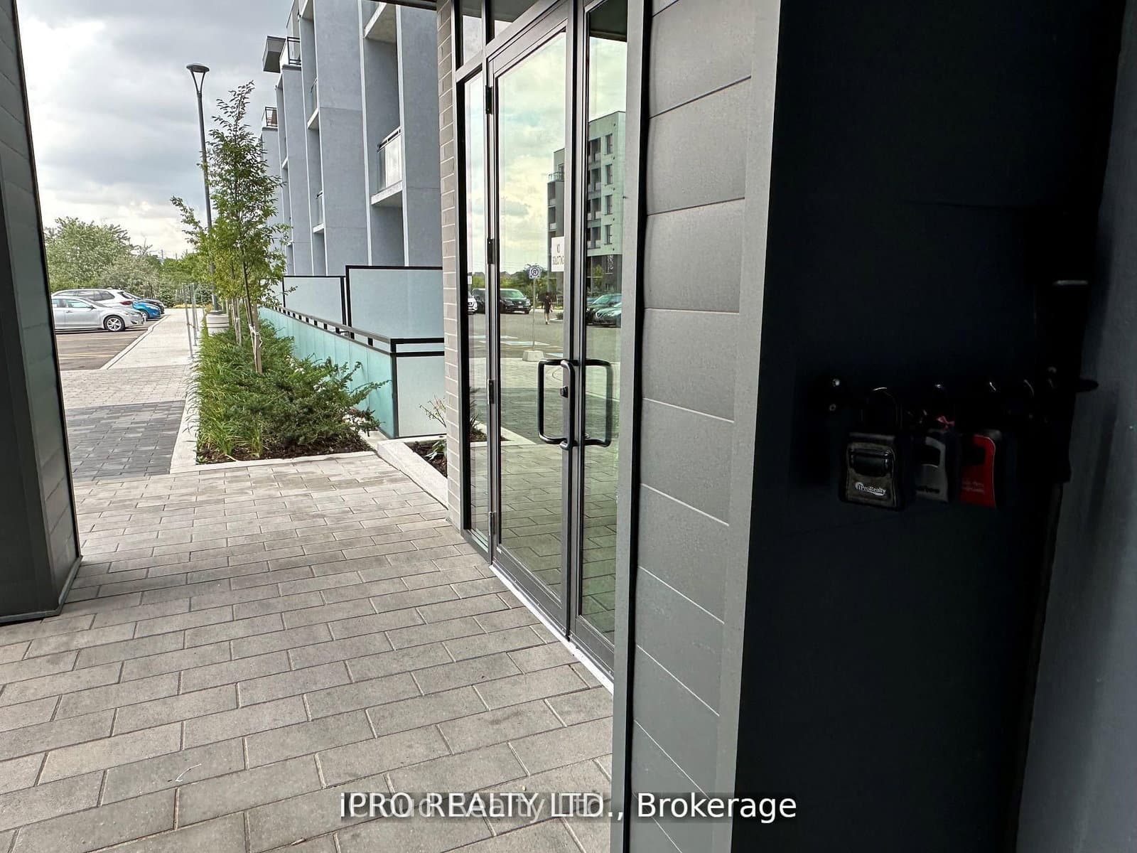 95 Dundas St W Street, Unit 004 thumbnail 38