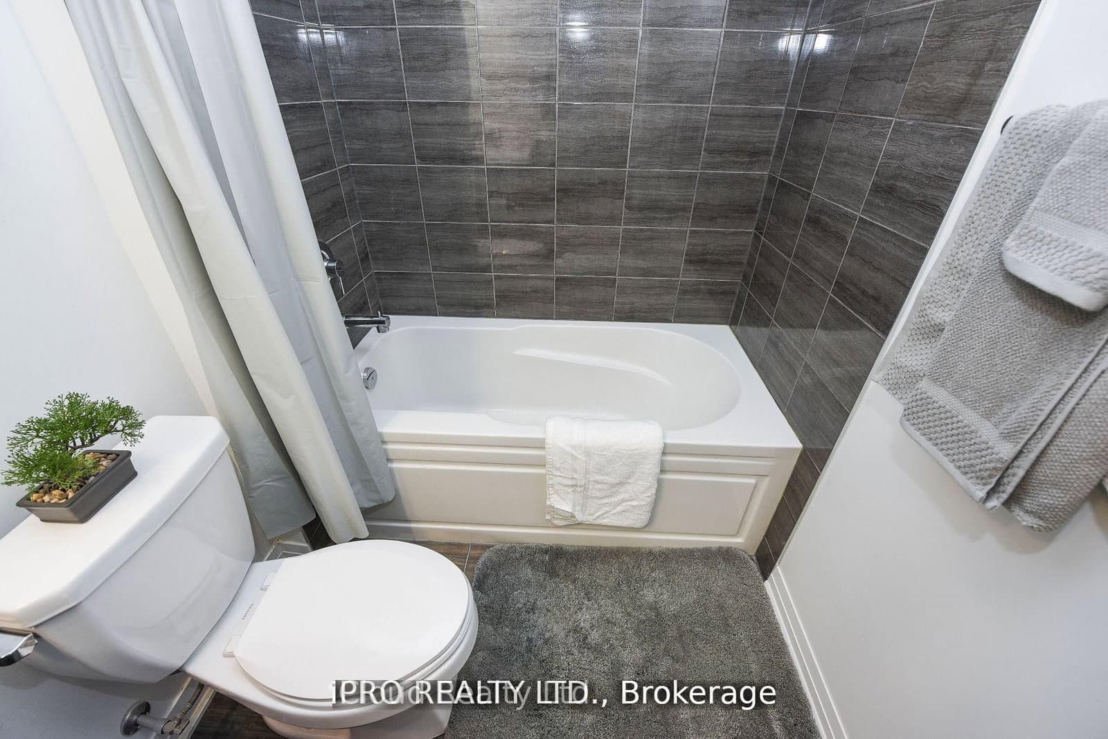 95 Dundas St W Street, Unit 004 thumbnail 9