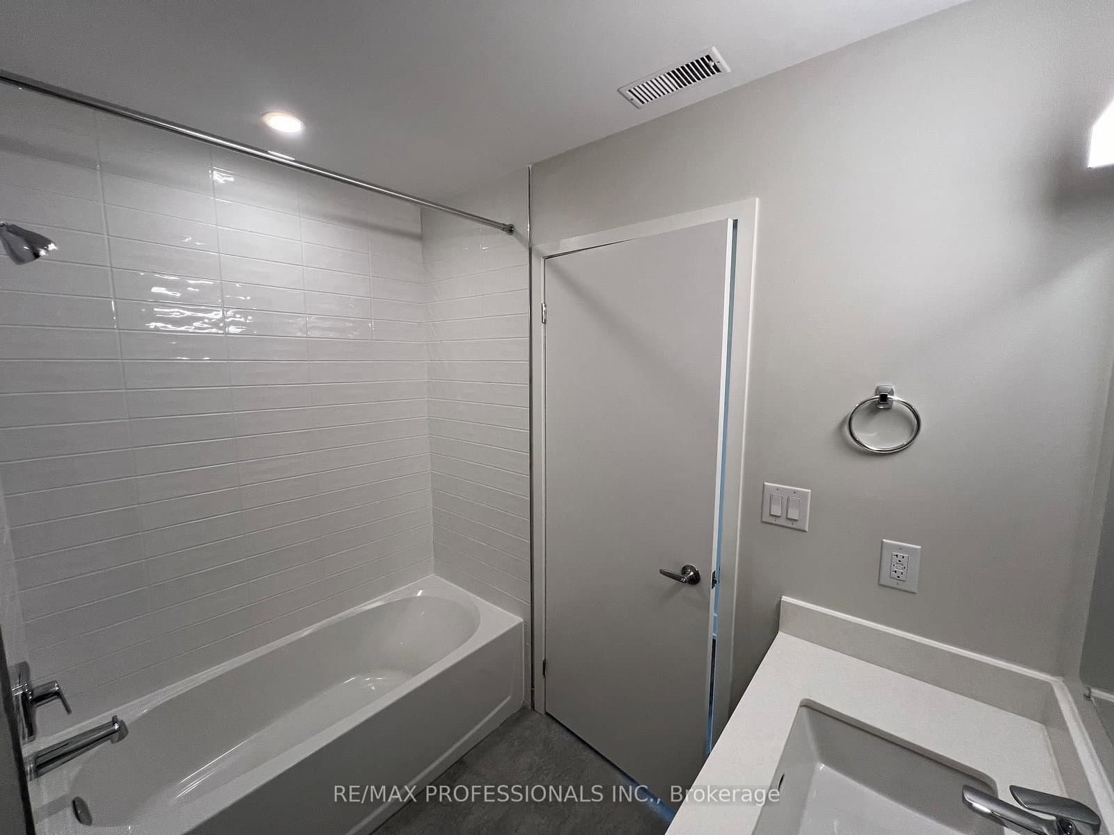62 Dixfield Drive, Unit 102 thumbnail 27
