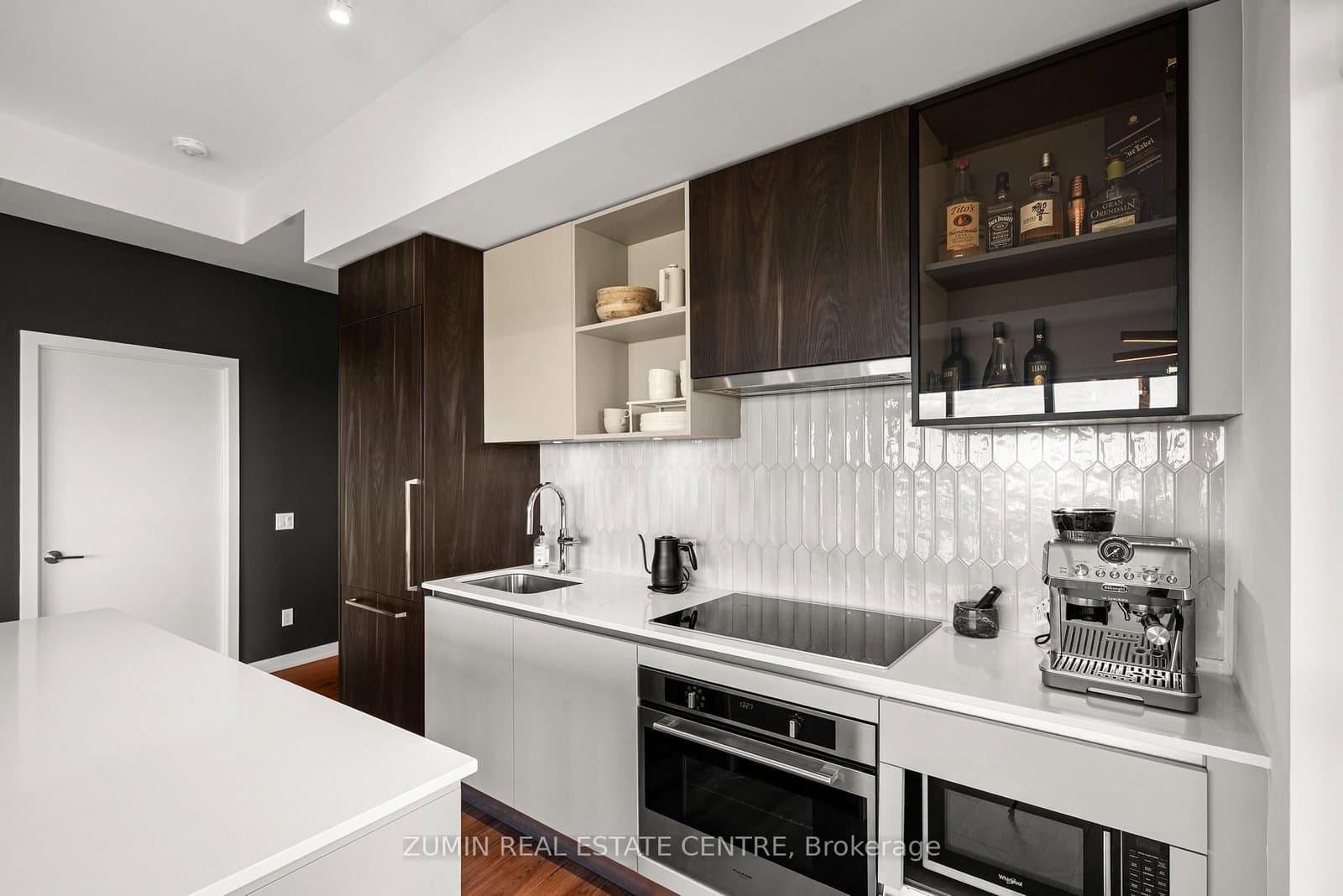 405 Dundas Street W, Unit 526 thumbnail 17