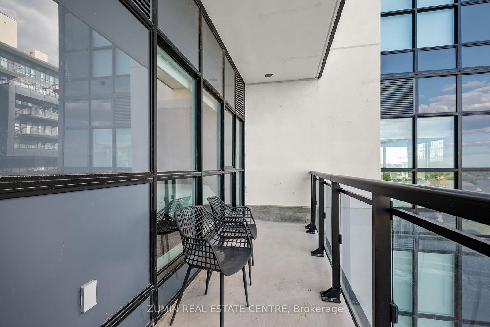 405 Dundas Street W, Unit 526 thumbnail 18