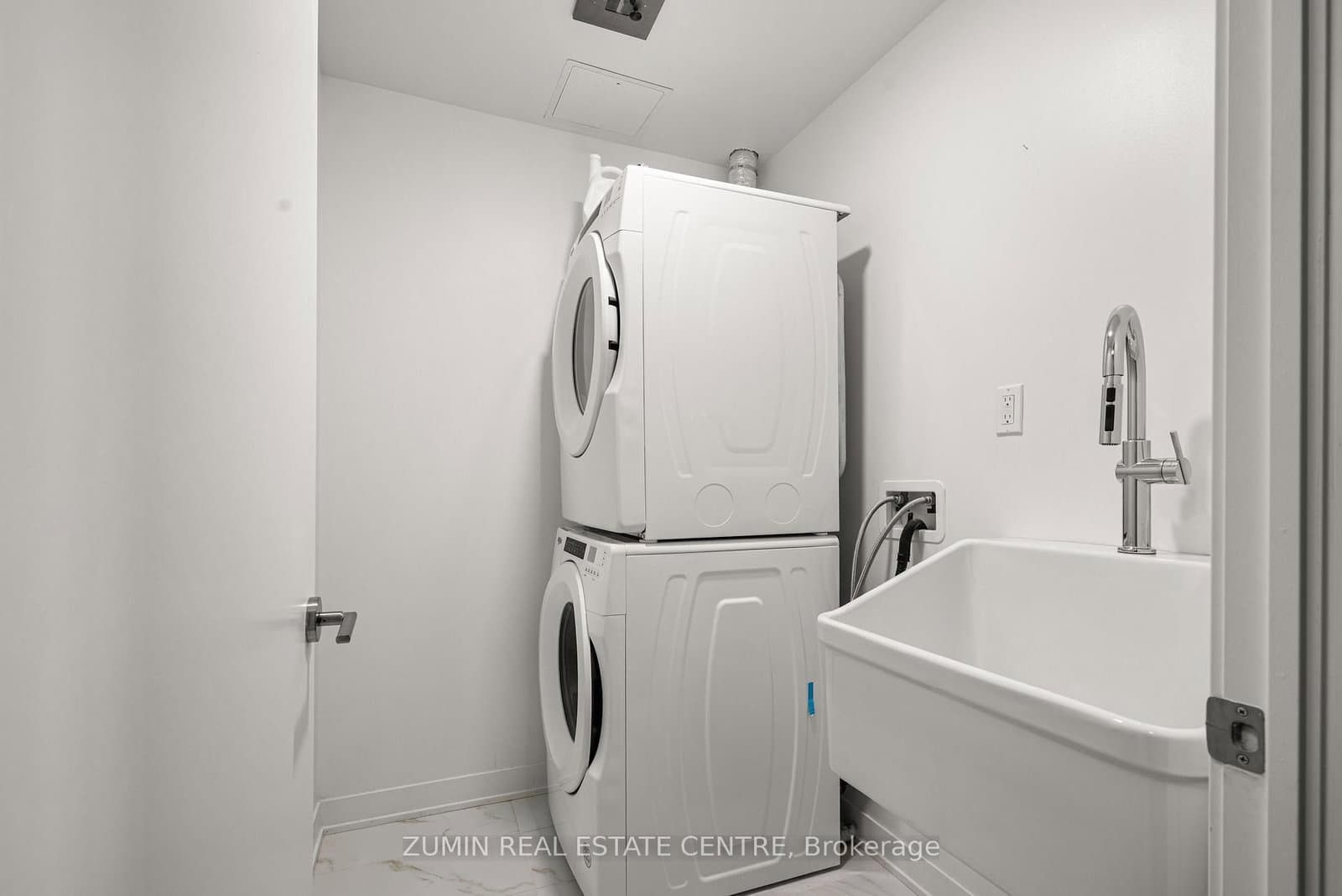 405 Dundas Street W, Unit 526 thumbnail 22