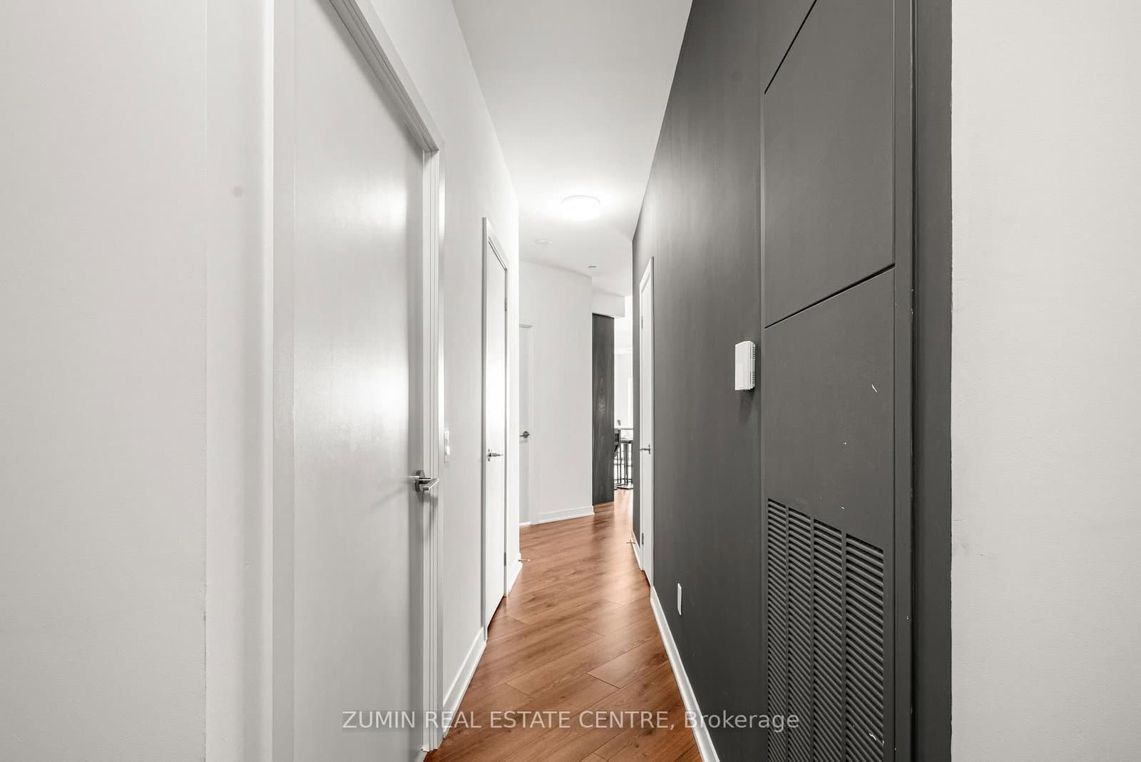 405 Dundas Street W, Unit 526 thumbnail 3