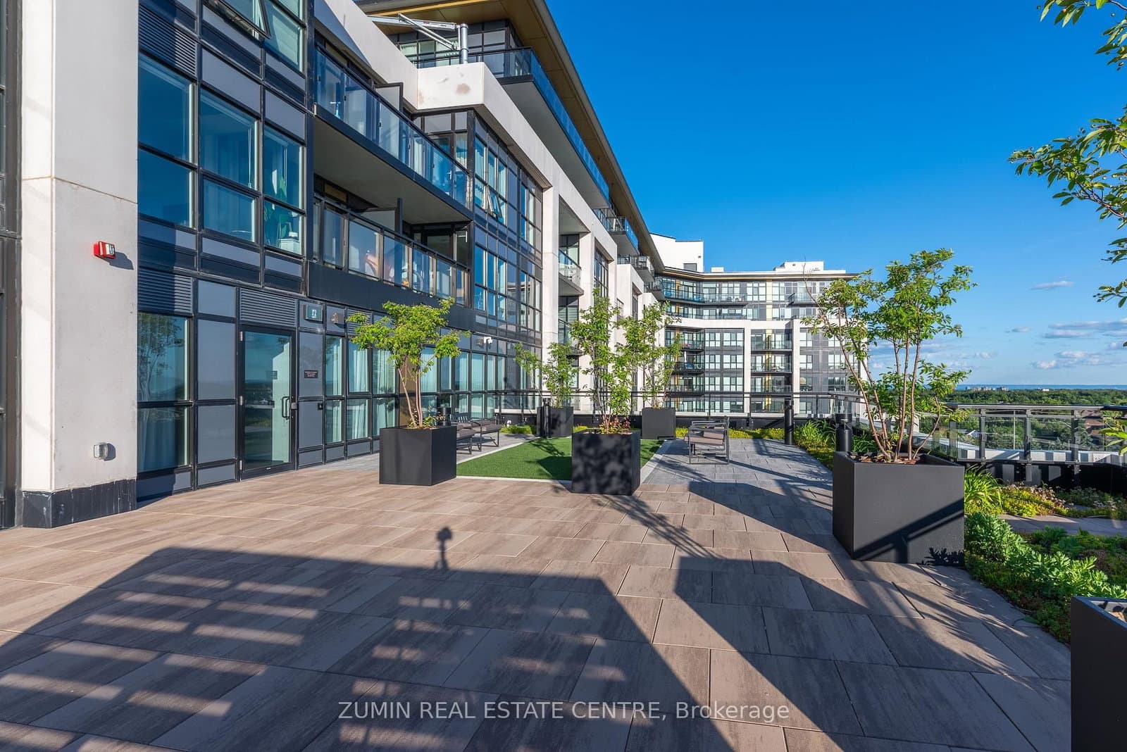 405 Dundas Street W, Unit 526 thumbnail 32