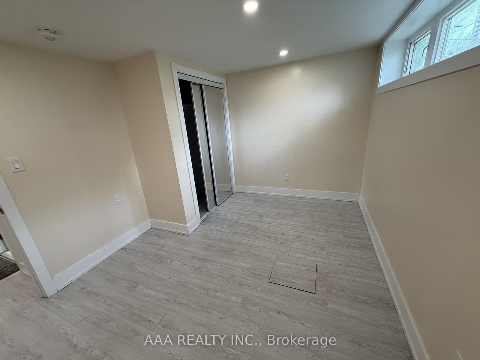 27 Kingsview Boulevard, Unit 1 (Lower Level) thumbnail 10