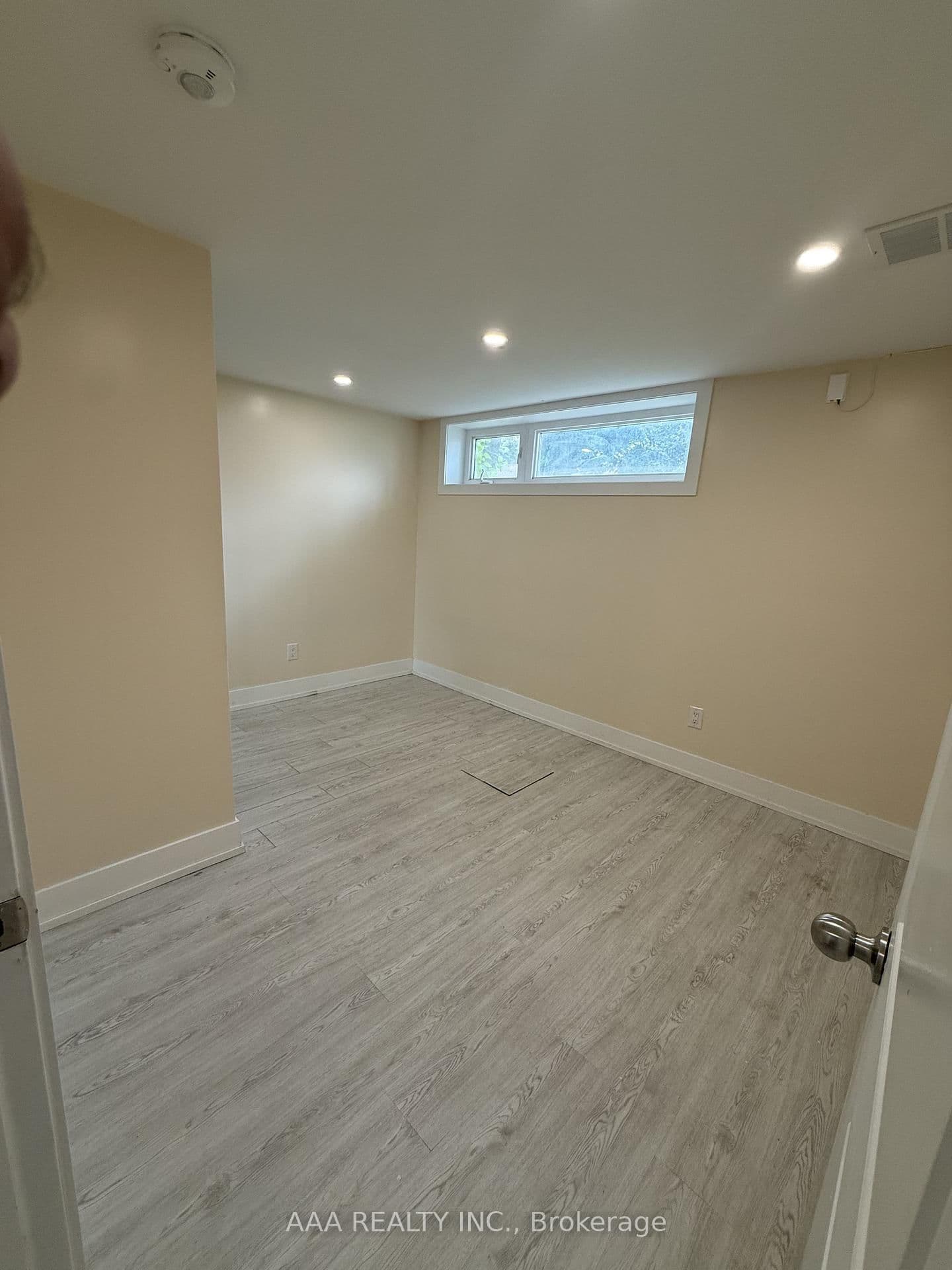 27 Kingsview Boulevard, Unit 1 (Lower Level) thumbnail 9