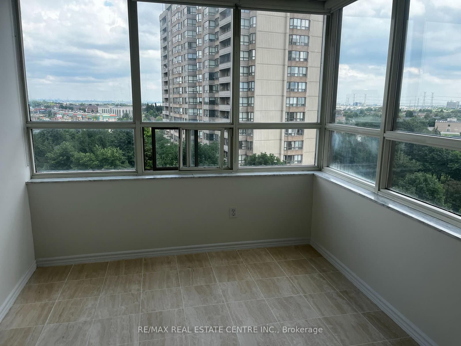 30 Malta Avenue E, Unit 802 thumbnail 14
