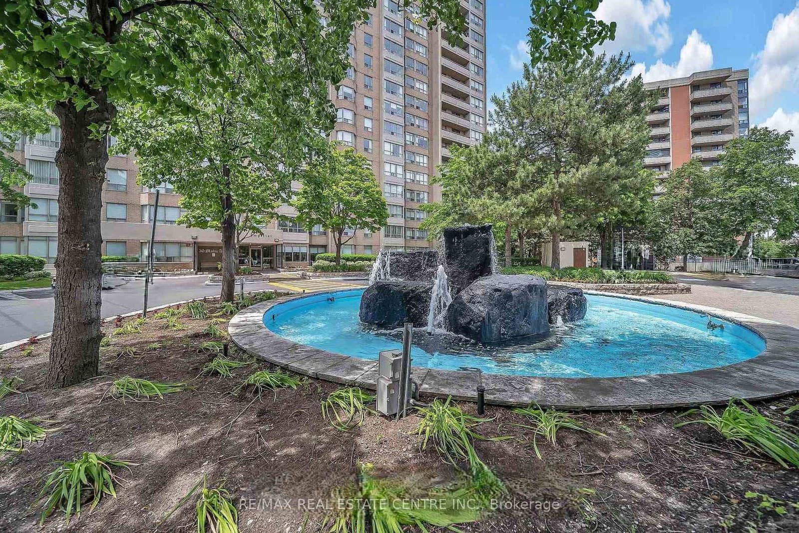 30 Malta Avenue E, Unit 802 thumbnail 3