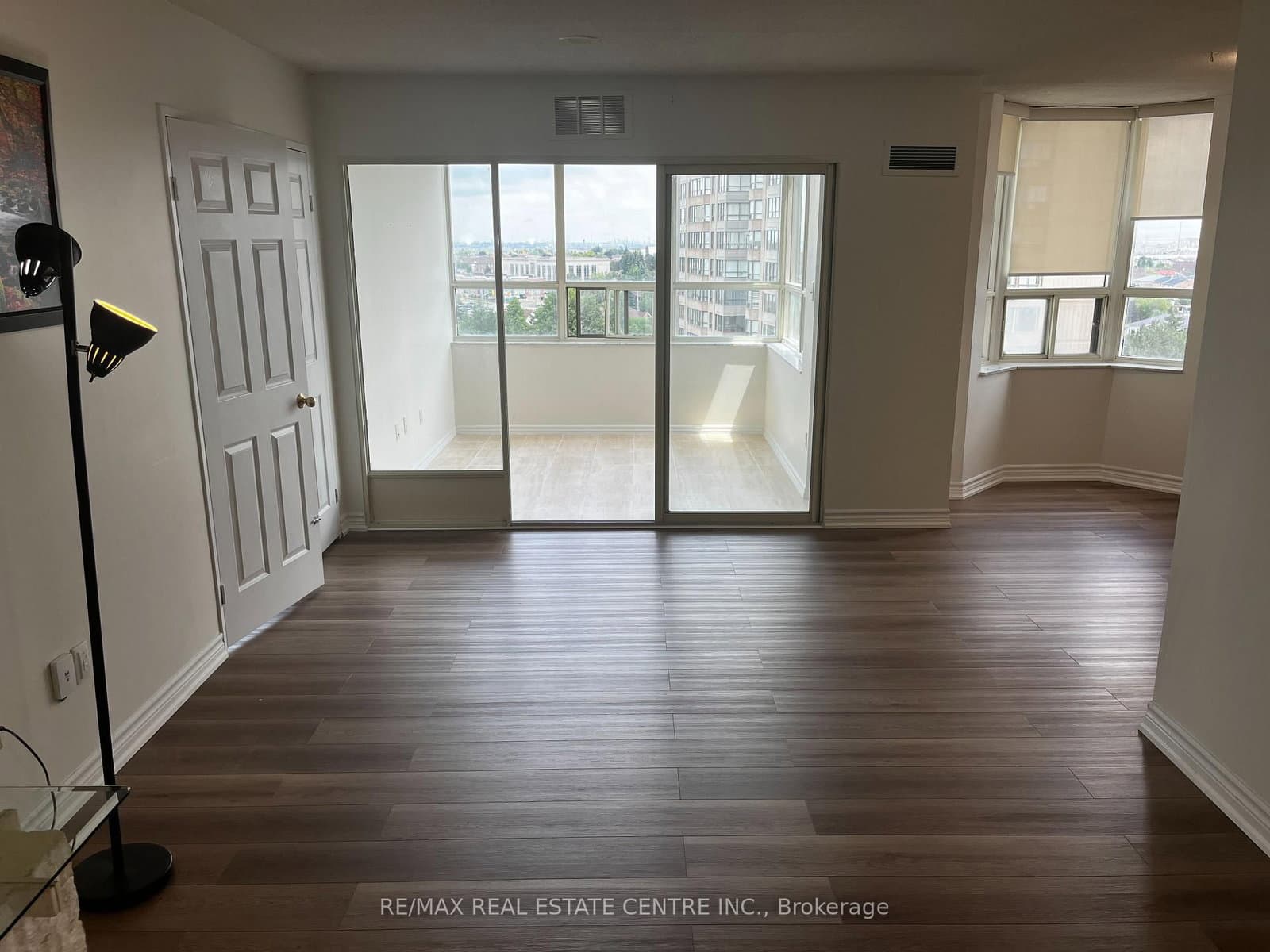 30 Malta Avenue E, Unit 802 thumbnail 9