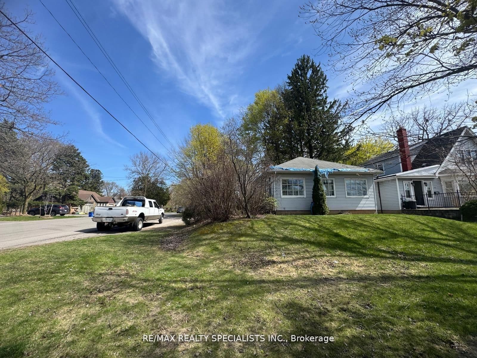 990-992 Birchwood Avenue thumbnail 2