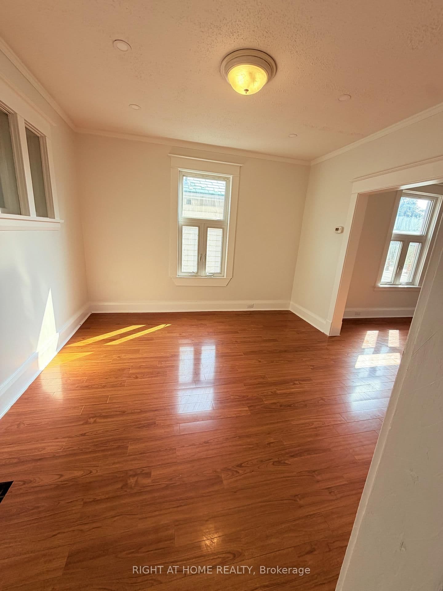 223 Queen Street W thumbnail 11