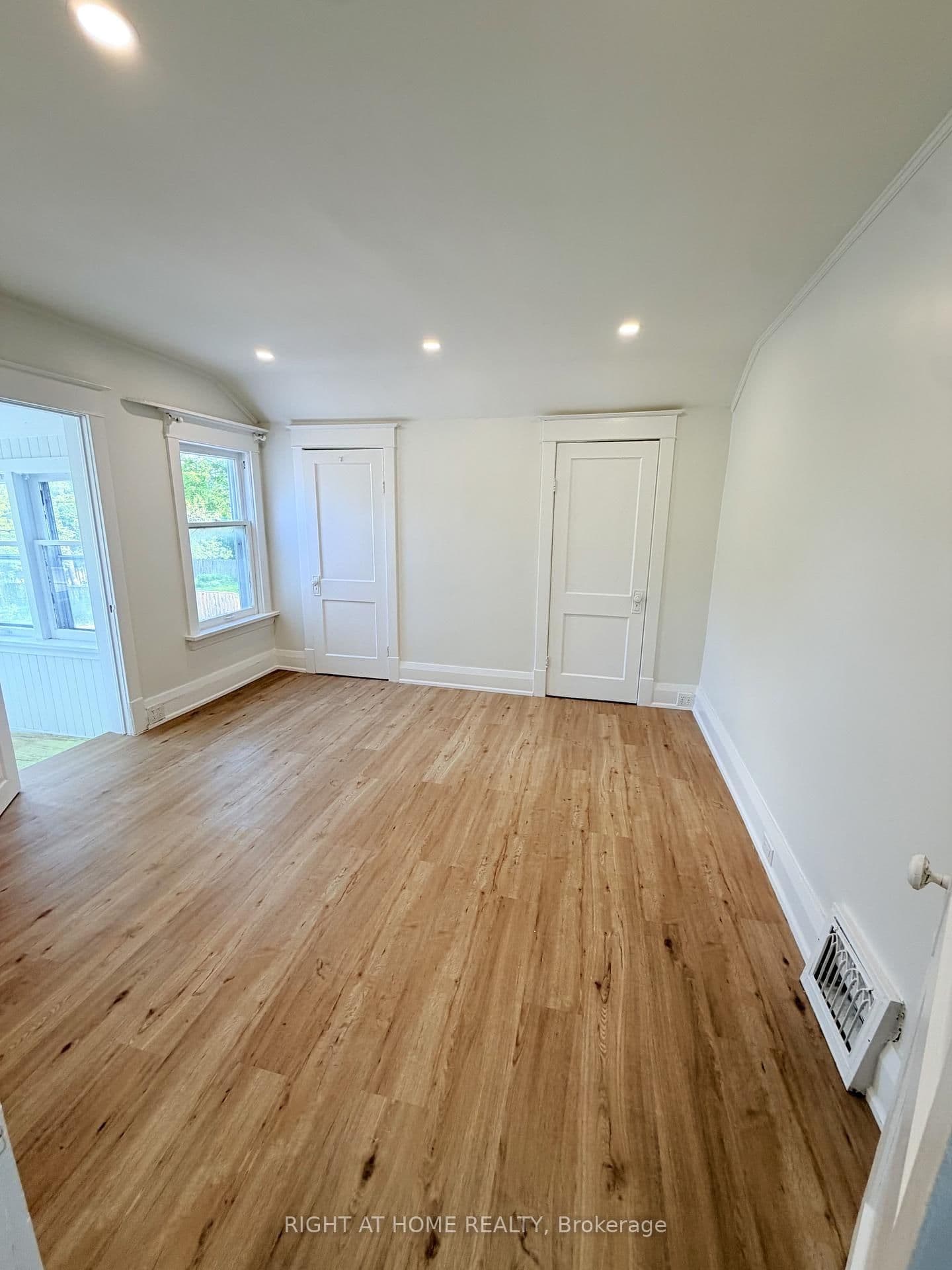 223 Queen Street W thumbnail 14