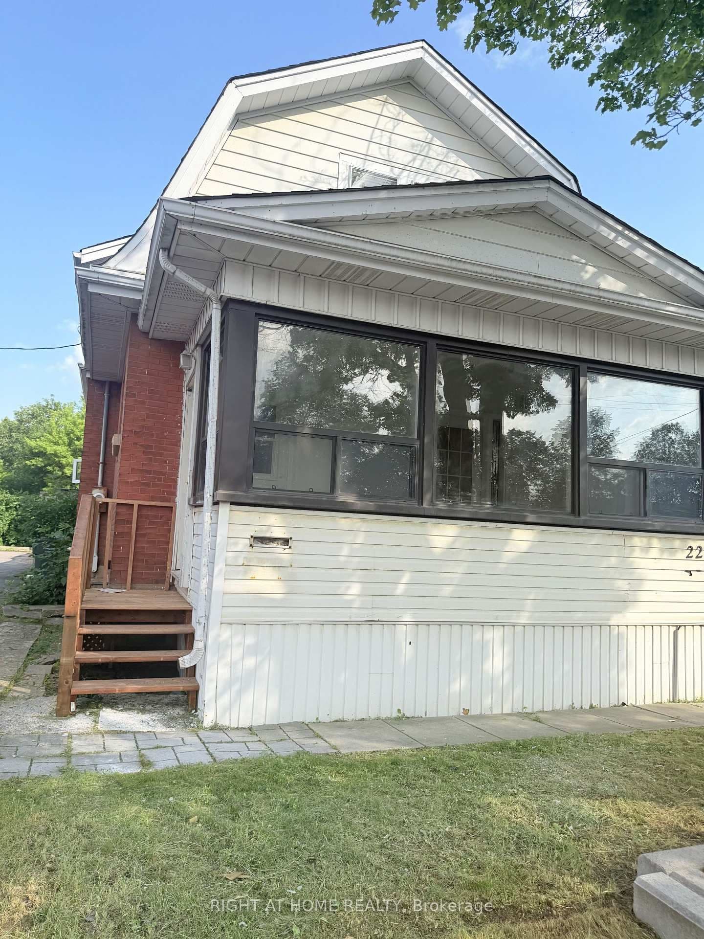 223 Queen Street W thumbnail 3