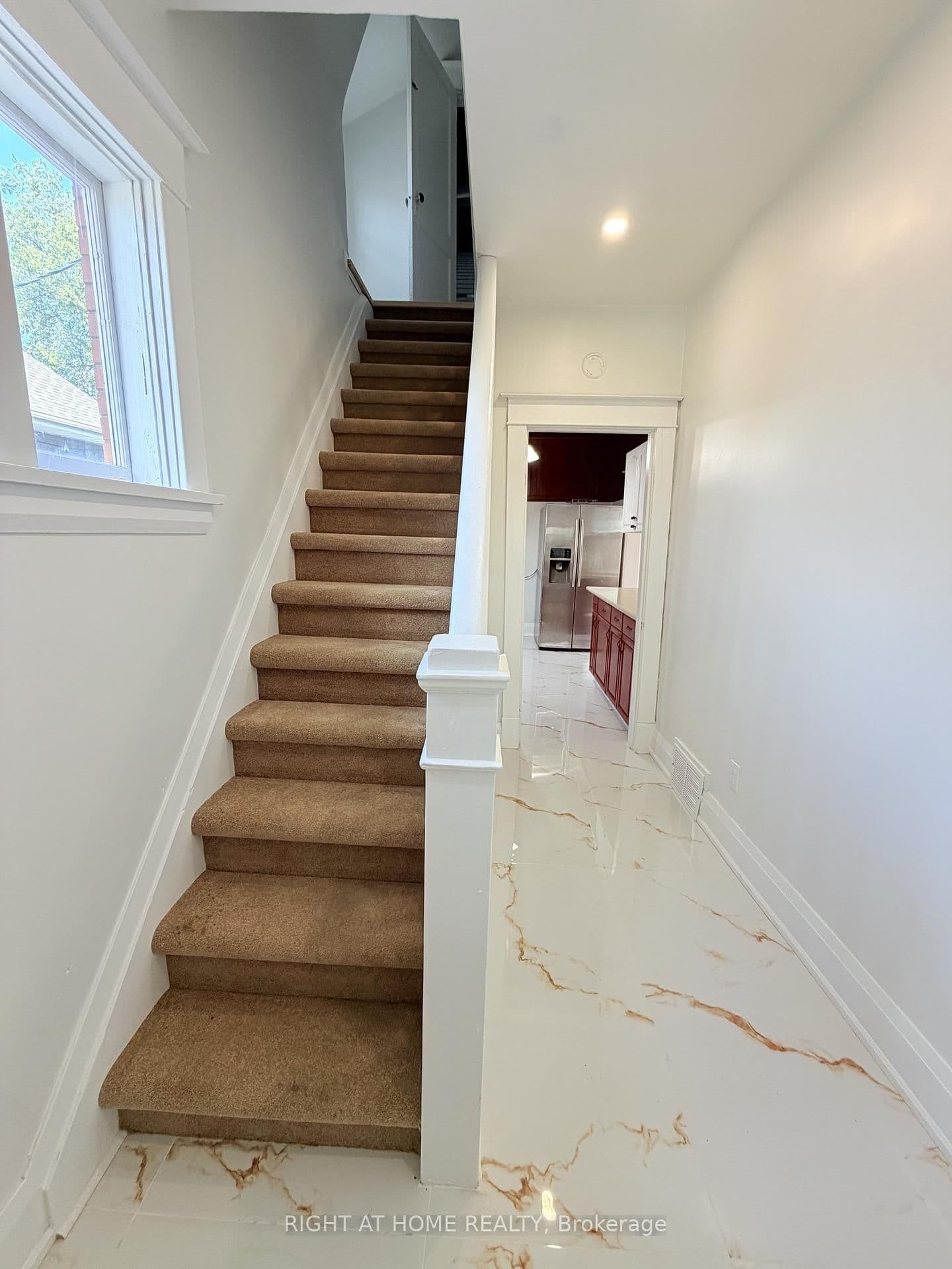 223 Queen Street W thumbnail 7