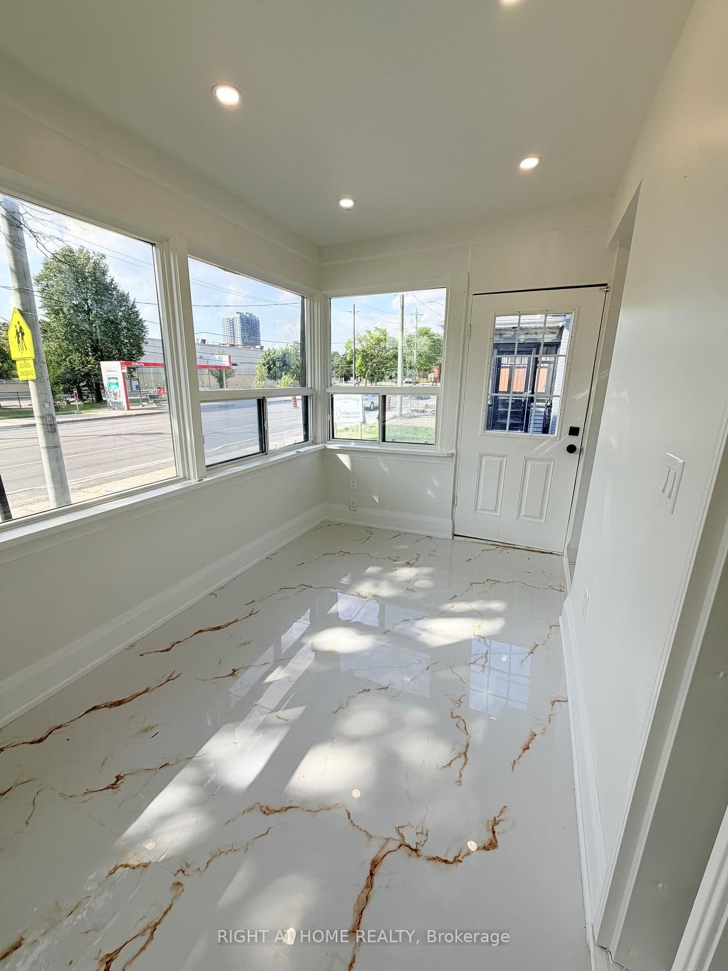 223 Queen Street W thumbnail 9