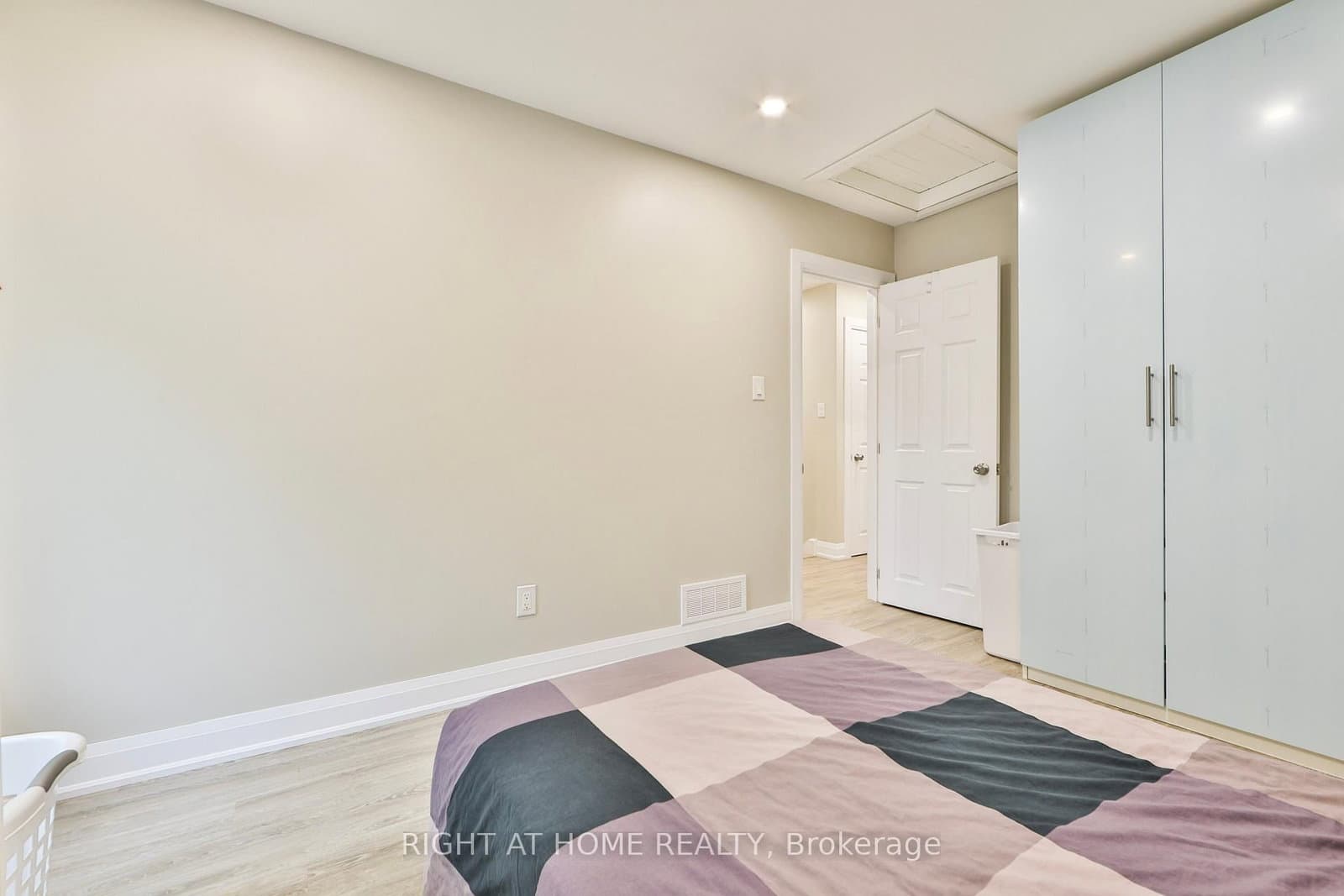 90 MILL Street S thumbnail 27