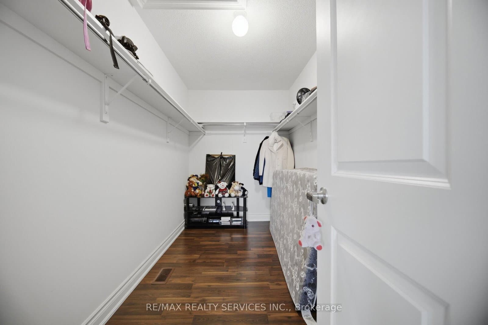 585 Dougall Avenue thumbnail 31