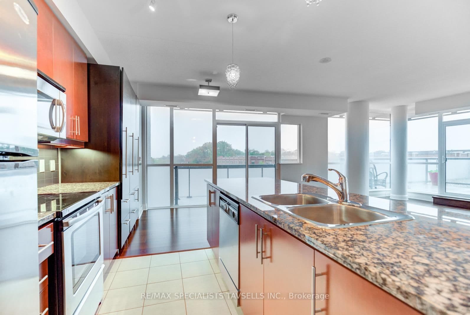 1 Hurontario Street, Unit 304 thumbnail 3
