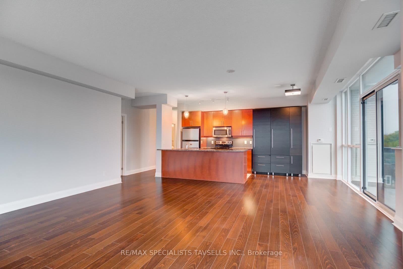 1 Hurontario Street, Unit 304 thumbnail 4