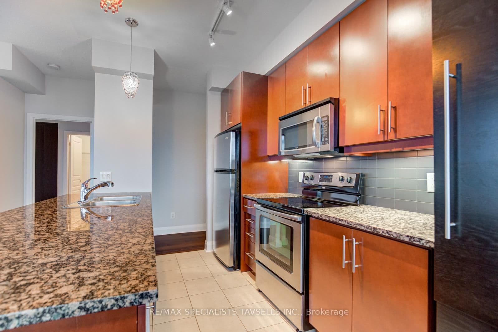1 Hurontario Street, Unit 304 thumbnail 9
