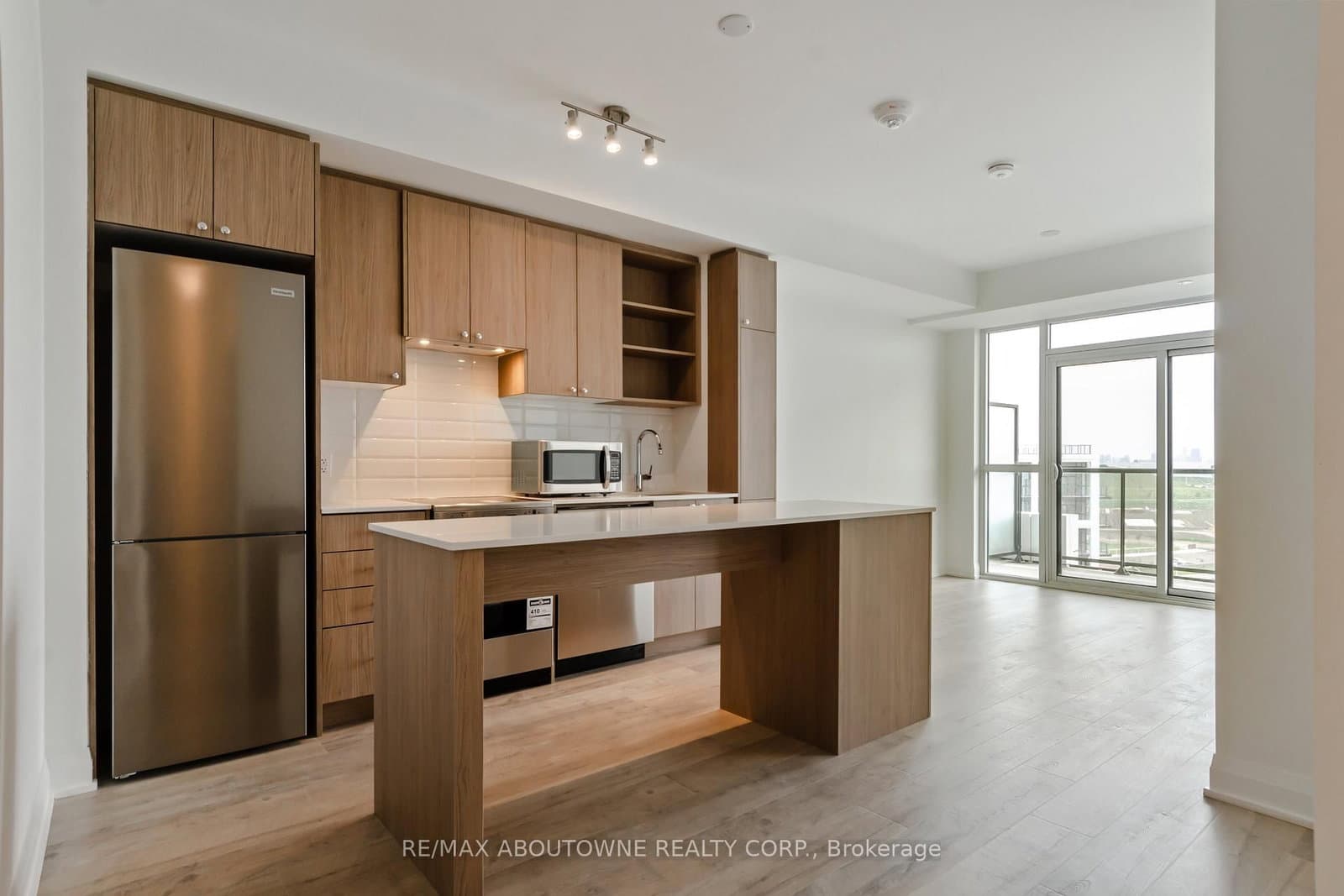 50 George Butchart Drive, Unit 814 thumbnail 6