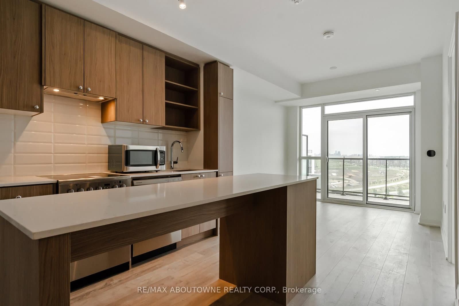50 George Butchart Drive, Unit 814 thumbnail 7