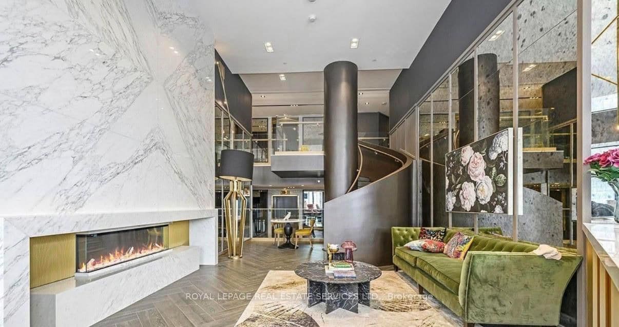 395 Dundas Street, Unit 820 thumbnail 2
