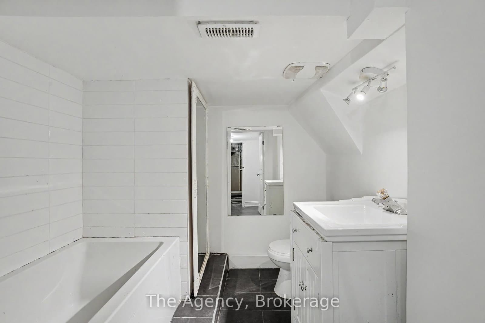 881 Lakeshore Road E thumbnail 25