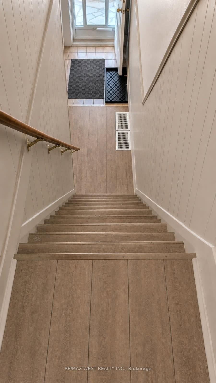 321 Caledonia Road, Unit upper thumbnail 9