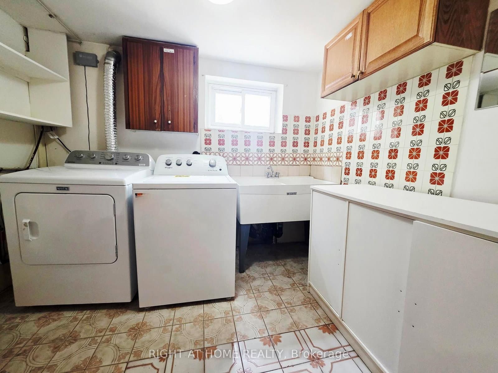 252 Maple Leaf Drive, Unit Lower thumbnail 17
