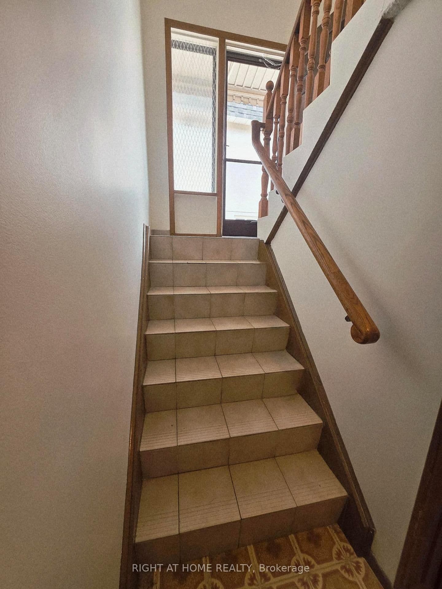 252 Maple Leaf Drive, Unit Lower thumbnail 18